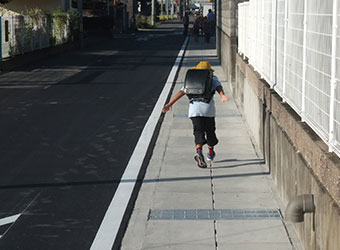 安全に舗装された通学路